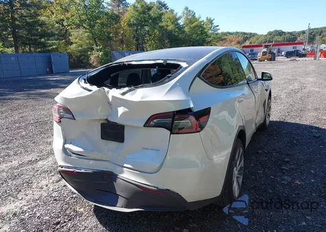 2024 Tesla Model Y Long Range Dual Motor All-Wheel Drive z USA, uszkodzony, nr VIN 7SAYGDEE3RF007794